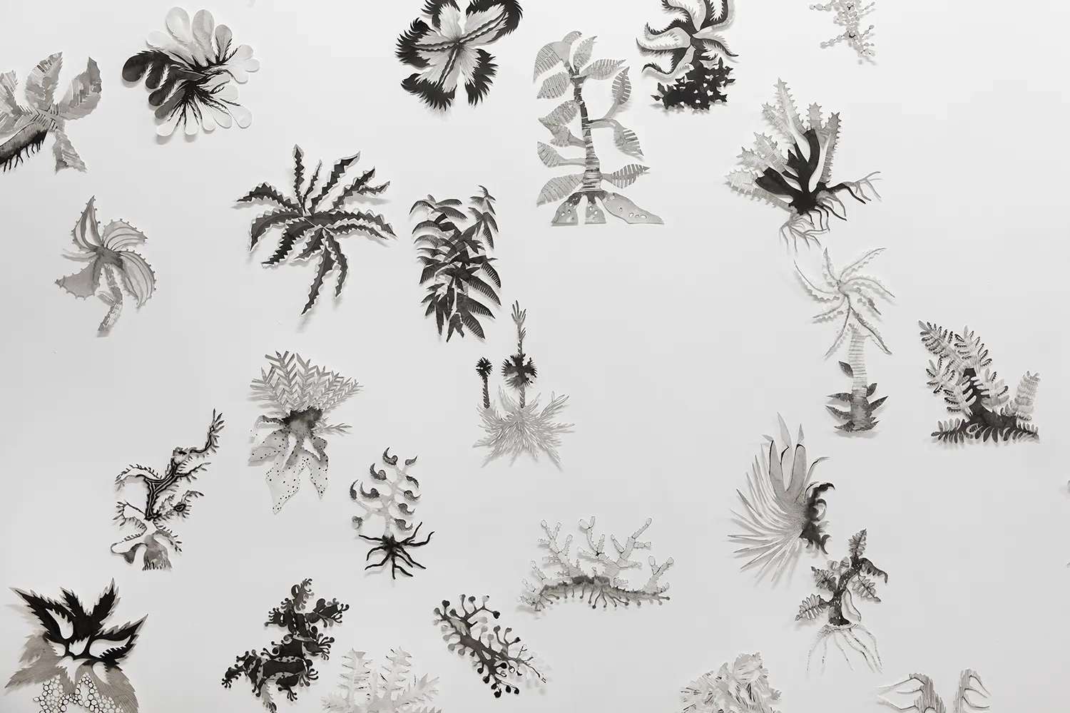 close-up van ingewikkelde denkbeeldige plantenvormen op papier