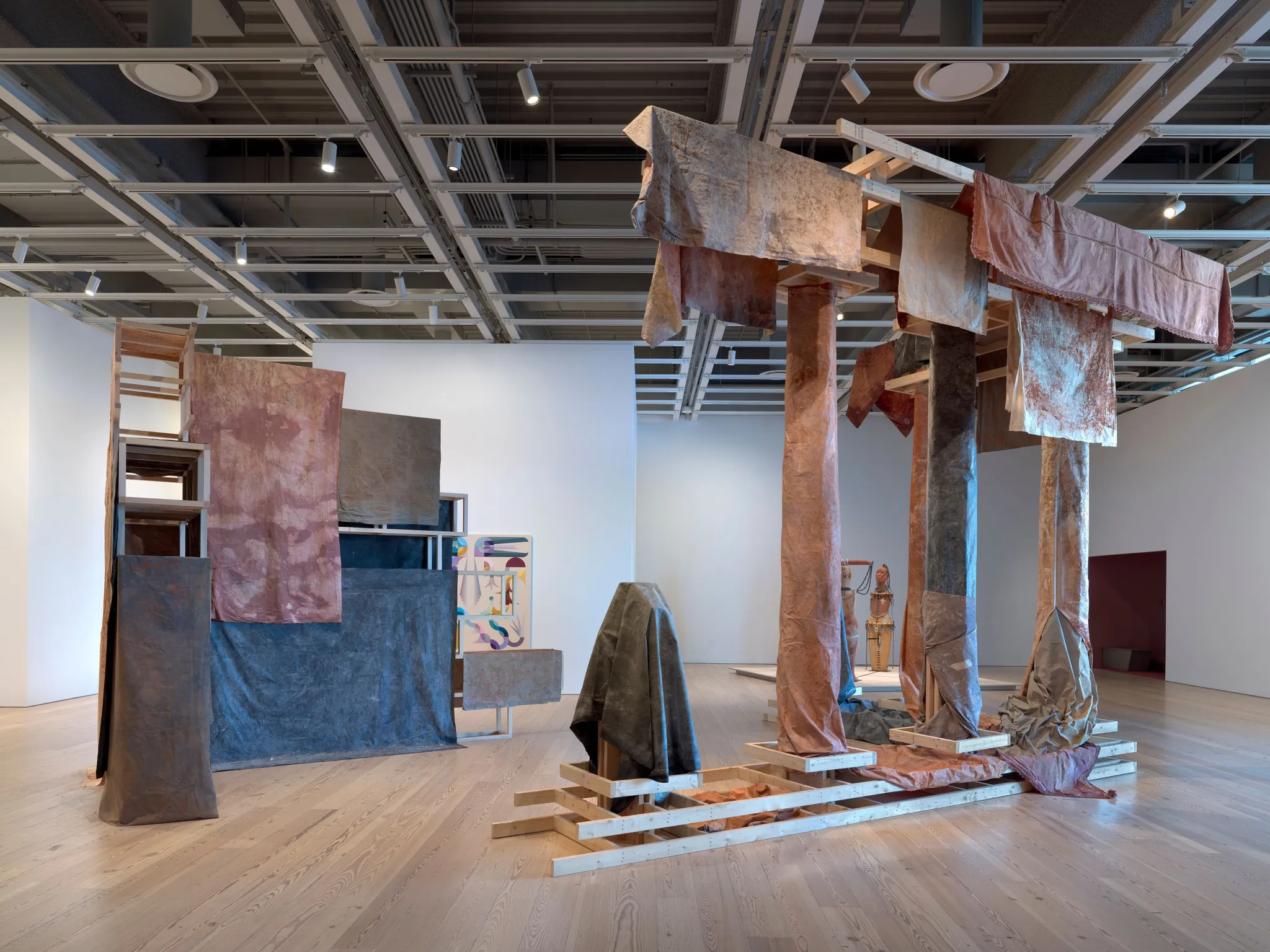 Hetzelfde kunstwerk gepresenteerd in een andere, kleinere opstelling en ruimte (van het Whitney Museum in New York), met een open plafond dat de ventilatie en andere voorzieningen laat zien